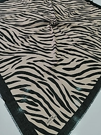 Sinem flamlı eşarplar